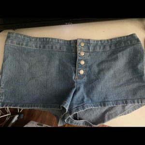 Size 12 vintage high rise shorts with 4 buttons.